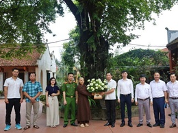 Chủ tịch UBND xã Xuân Mai đồng chí Nguyễn Anh Đức cùng đoàn thăm chúc mừng 4 cơ sở phật giáo nhân dịp lễ Phật Đản - phật Lịch.