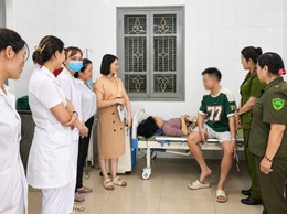 Công an phường Xuân Đỉnh và các lực lượng chức năng hỗ trợ chăm sóc, tìm thân nhân cho người phụ nữ lang thang đến từ Hải Phòng