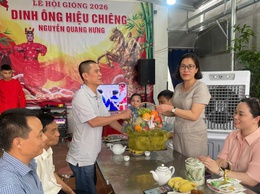 Lãnh đạo xã thăm, tặng quà ông Hiệu Chiêng