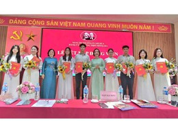 Đảng bộ trường THPT Đống Đa và Chi bộ trường THPT Hoàng Cầu tổ chức Lễ kết nạp đảng viên mới