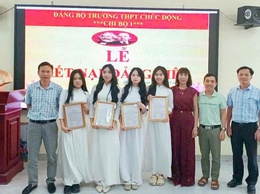 7 đoàn viên ưu tú trường THPT Chúc Động được đứng trong hàng ngũ của Đảng