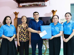 Công đoàn xã Phú Nghĩa thăm hỏi, tặng quà công nhân bị tai nạn lao động