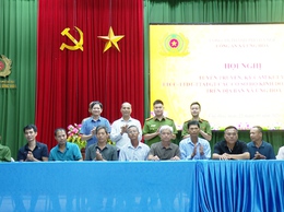 Công an xã Ứng Hòa tổ chức tuyên truyền, ký cam kết bảo đảm trật tự đô thị, trật tự công cộng và an toàn giao thông.