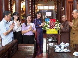 Đồng chí Phó Chủ tịch UBND xã Nguyễn Thị Bích Phượng Thăm hỏi, tặng quà, chúc mừng các chức sắc tôn giáo nhân dịp đại lễ phật đản năm 2026