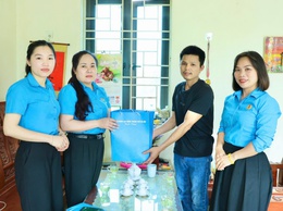 Tin truyền hình: Công đoàn xã Phú Nghĩa thăm hỏi, tặng quà công nhân bị tai nạn lao động