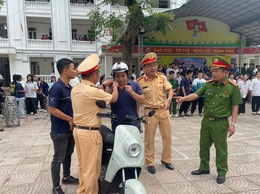 Công an xã Tam Hưng tuyên truyền bảo đảm an toàn giao thông cho gần 2.000 học sinh Trường THPT Thanh Oai B