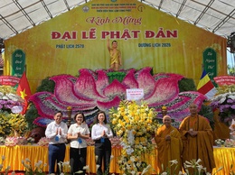 Lãnh đạo phường Long Biên dự, chúc mừng Đại lễ Phật đản và trao quà từ thiện tại Thiền viện Sùng Phúc