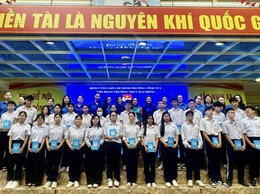 LỄ KẾT NẠP ĐOÀN VIÊN MỚI  NHÂN DỊP KỶ NIỆM 136 NĂM NGÀY SINH CHỦ TỊCH HỒ CHÍ MINH 