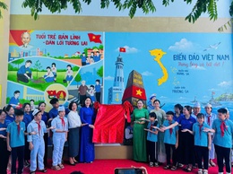 Đoàn thanh niên - Hội Đồng đội phường Tây Tựu gắn biển công trình thanh niên - măng non