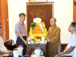Lãnh đạo xã Hồng Vân thăm tặng quà các chức sắc tôn giáo nhân dịp đại lễ phật đản năm 2026