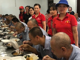 HỘI CHỮ THẬP ĐỎ XÃ PHÚC SƠN PHỐI HỢP TỔ CHỨC CHƯƠNG TRÌNH NẤU CƠM TỪ THIỆN, TRAO 270 SUẤT ĂN MIỄN PHÍ CHO BỆNH NHÂN BỆNH VIỆN TÂM THẦN