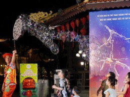Sôi động biểu diễn xiếc, nhạc dân tộc bên hồ Hoàn Kiếm