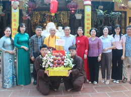 Lãnh đạo xã Phú Xuyên thăm, tặng quà các cơ sở Phật giáo nhân dịp Đại lễ Phật đản năm 2026