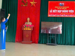Chi bộ thôn Hạ trang trọng tổ chức Lễ kết nạp đảng viên