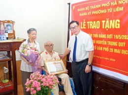 Đảng bộ phường Từ Liêm trao Huy hiệu 80 năm tuổi Đảng cho đảng viên Nguyễn Trọng Quý