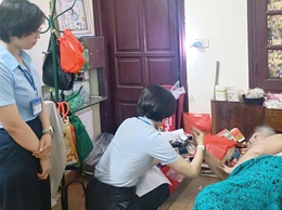 Lan tỏa hình ảnh đẹp của cán bộ cơ sở qua viêc hỗ trợ người cao tuổi cấp lại giấy chứng nhận kết hôn