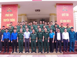 Lãnh đạo phường Từ Liêm thăm, động viên chiến sĩ mới thực hiện Nghĩa vụ Quân sự và Nghĩa vụ tham gia Công an nhân dân năm 2026
