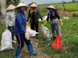 HỘI NÔNG DÂN XÃ SÓC SƠN RA QUÂN VỆ SINH ĐỒNG RUỘNG, THU GOM RÁC THẢI NGUY HẠI