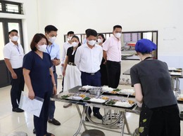 Đồng chí Lê Văn Quân - Bí thư Đảng uỷ, Chủ tịch HĐND xã Ba Vì kiểm tra công tác đảm bảo an toàn thực phẩm tại các trường học trên địa bàn