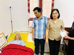 Phó Bí thư Thường trực Đảng ủy xã Nguyễn Thị Hường trao tặng Huy hiệu 55 năm tuổi Đảng sớm cho đảng viên cao tuổi, sức khỏe yếu