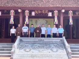 Các đồng chí lãnh đạo xã Hương Sơn thăm, chúc mừng các chùa nhân dịp Phật đản