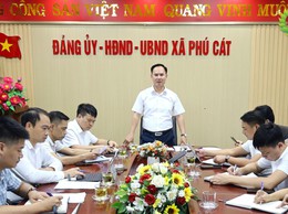 UBND xã Phú Cát làm việc với Phòng Kinh tế về công tác giải quyết thủ tục hành chính lĩnh vực đất đai