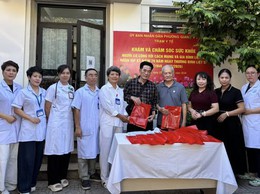 Trạm y tế phường tổ chức khám, tư vấn và chăm sóc sức khỏe cho người có công 