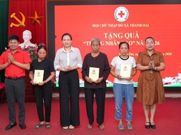HỘI CHỮ THẬP ĐỎ XÃ THANH OAI TRAO 03 SUẤT QUÀ NHÂN 