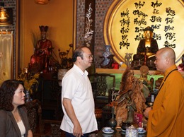 Lãnh đạo xã Chuyên Mỹ thăm, chúc mừng 5 cơ sở Phật giáo nhân Đại lễ Phật Đản 2026