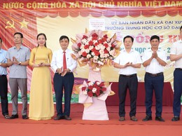 Lãnh đạo xã Đại Xuyên dự lễ tổng kết, chung vui    cùng thầy và trò Trường THCS Đại Xuyên