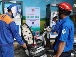 Không tắt máy khi đổ xăng phạt bao nhiêu?
