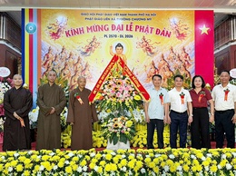 Đoàn đại biểu đại diện xã Xuân Mai tặng hoa chúc mừng chùa Trăm Gian nhân dịp Đại lễ Phật đản Phật lịch 2570 – Dương lịch 2026
