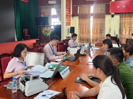 Ngân hàng Chính sách xã hội Ba Vì giải ngân khoản vay đầu tiên cho người sau cai nghiện ma tuý trên địa bàn xã Minh Châu