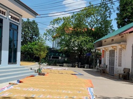 Tuyên truyền, vận động Nhân dân không phơi thóc, rơm rạ trên lòng đường, vỉa hè gây mất an toàn giao thông

