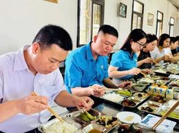 BỮA CƠM CÔNG ĐOÀN – LAN TỎA YÊU THƯƠNG, GẮN KẾT NGƯỜI LAO ĐỘNG