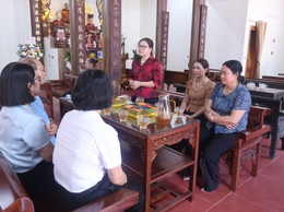 Đồng chí Tô Thị Nhàn – Bí thư Đảng ủy, Chủ tịch HĐND xã làm Trưởng đoàn đã đến thăm, chúc mừng và tặng quà tại Chùa Đại Quang