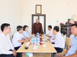 Đồng chí Bùi Mạnh Thắng, Phó Bí thư Đảng ủy, Chủ tịch UBND xã Quảng Bị thăm, chúc mừng các cơ sở Phật giáo nhân Đại lễ Phật đản Phật lịch 2570 - Dương lịch 2026