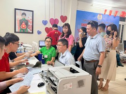 HƠN 200 ĐOÀN VIÊN, NGƯỜI LAO ĐỘNG PHƯỜNG VĂN MIẾU - QUỐC TỬ GIÁM TRAO GIỌT HỒNG YÊU THƯƠNG