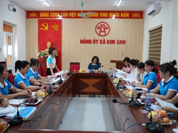 Phó Chủ tịch Thường trực Hội Liên hiệp phụ nữ thành phố Hà Nội Phạm Thị Thanh Hương kiểm tra công tác hội phụ nữ xã Kim Anh