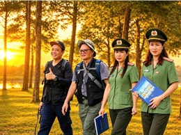Đoàn nghệ sĩ nhiếp ảnh Công an Hà Nội thực tế tại xã Đoài Phương