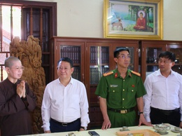 Lãnh đạo xã Tiến Thắng thăm, chúc mừng chùa Long Khánh, thôn Cư An dịp Đại lễ Phật đản Phật lịch 2570