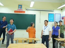 Đồng chí Nguyễn Ngọc Dũng - Phó Chủ tịch UBND xã kiểm tra công tác chuẩn bị kỳ thi vào lớp 10 THPT trên địa bàn xã Gia Lâm