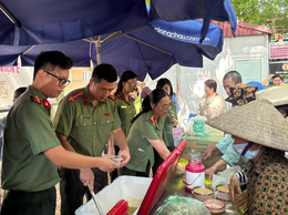 Công an phường Tây Hồ trao yêu thương tới bệnh nhi và người bệnh có hoàn cảnh khó khăn