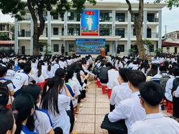 Công an xã Hồng Sơn phối hợp tuyên truyền pháp luật  an toàn giao thông và hướng dẫn kỹ năng lái xe an toàn cho giáo viên và hơn 1.000 học sinh Trường THPT Mỹ Đức B.
