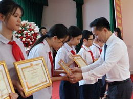 Đông Ngạc tuyên dương khen thưởng cán bộ quản lý, giáo viên, học sinh tiêu biểu xuất sắc năm học 2025-2026