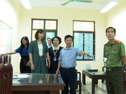 Đồng chí Phó Chủ tịch UBND xã Nguyễn Thị Bích Phượng kiểm tra công tác chuẩn bị thi vào lớp 10