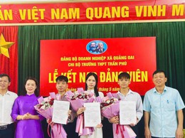 Chi bộ Trường THPT Trần Phú tổ chức Lễ kết nạp Đảng viên cho học sinh ưu tú