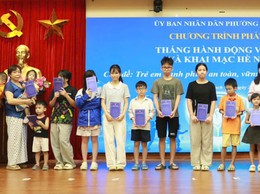 Phường Bạch Mai tặng 101 suất quà cho trẻ có hoàn cảnh khó khăn dịp 1-6