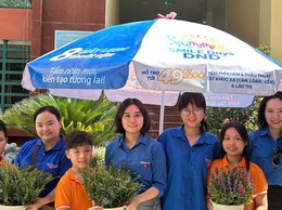 Đoàn viên thanh niên phường Bạch Mai sôi nổi hoạt động “Tử tế vì môi trường”