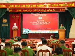 Công an xã Dương Hoà công bố quyết định thăng cấp bậc hàm, nâng lương cho cán bộ, chiến sĩ